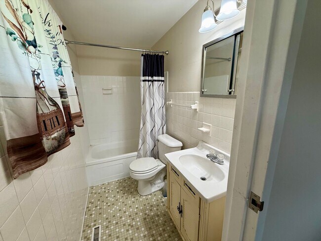 Building Photo - Charming 3 Bed, 2 Bath Ranch