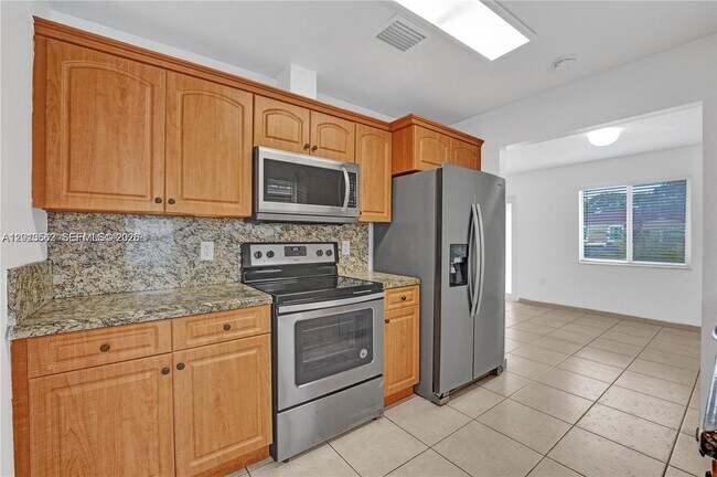 Building Photo - 2747 SW 17th St