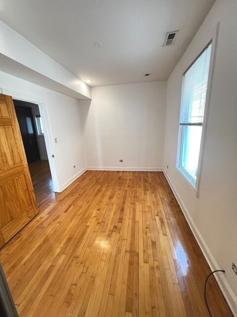 Building Photo - 2522 N Hamlin Ave