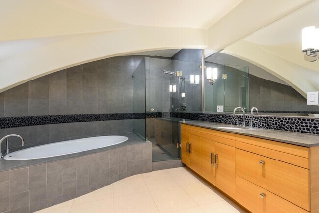 Building Photo - 3527 Oak Knoll Dr
