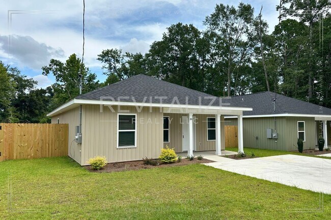 Building Photo - **OPEN HOUSE 08/17 1-3PM** 4 Bed/2 Bath Ho...