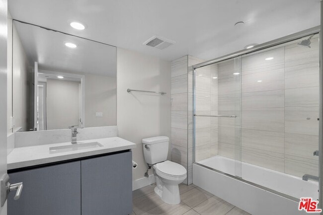 Building Photo - 5030 Rosewood Ave