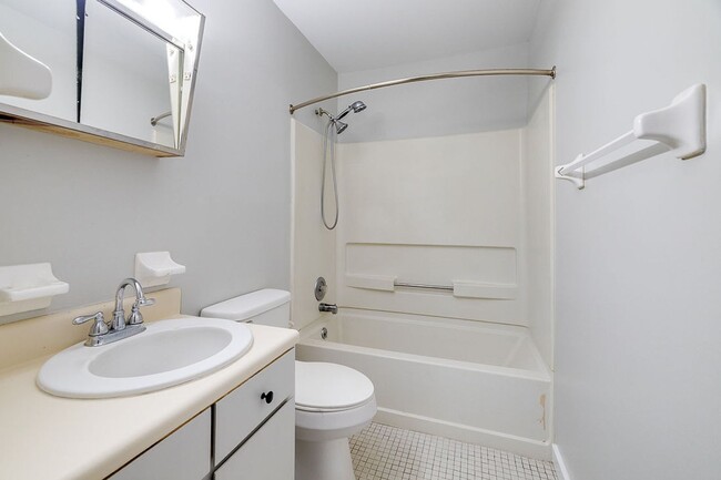 Building Photo - Cozy 2BR Duplex with Fenced Yard in Convenient Rincon Location