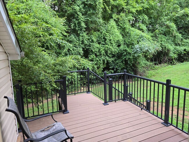 Building Photo - Charming 2-bedroom, 1-bath duplex unit