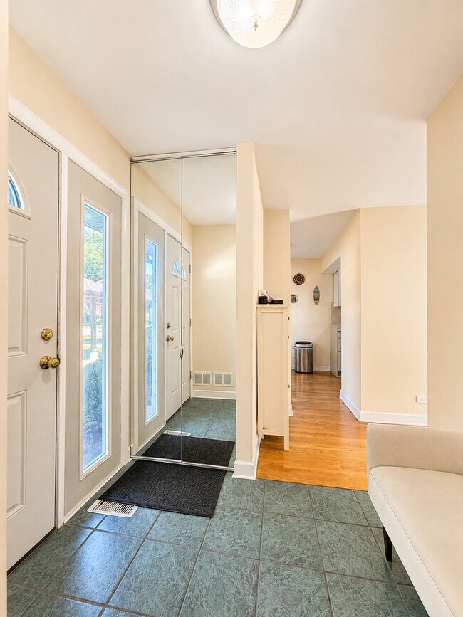 Building Photo - 495 S Crow Trail