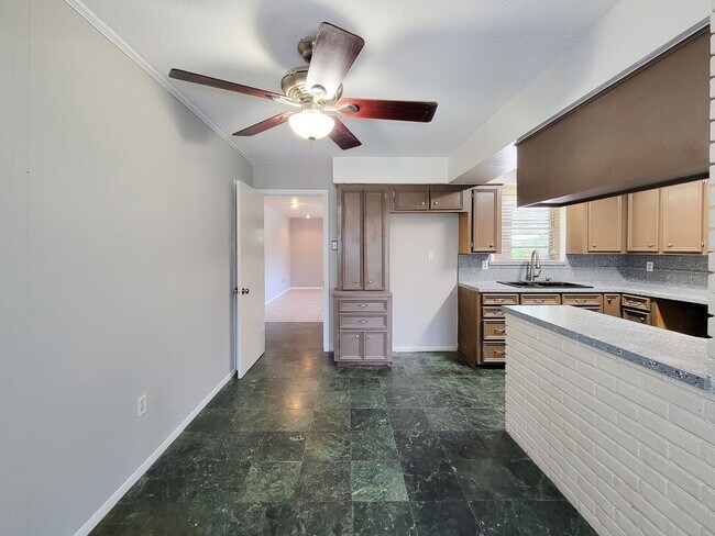 Building Photo - 1703 Raintree Dr