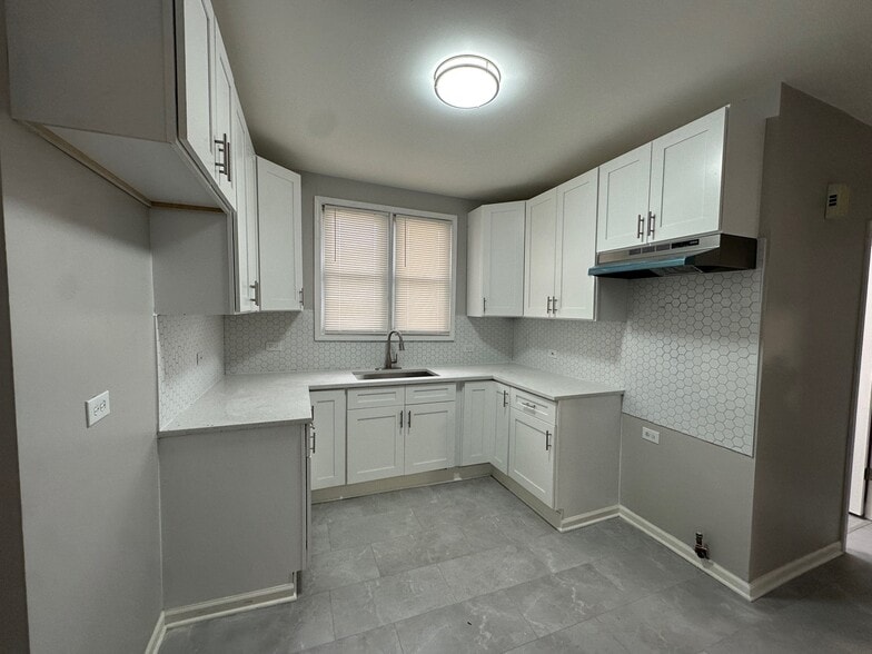 Kitchen - 10741 S Glenroy Ave