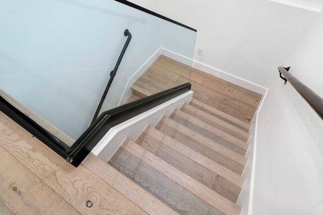 Building Photo - Updated and Modern 4 Bed + Office, 3.5 Bat...
