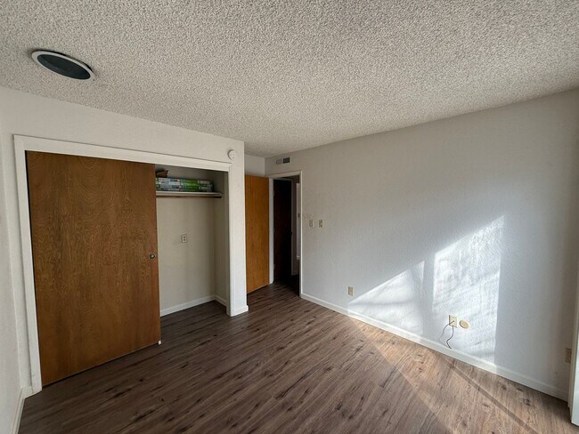 Building Photo - Executive 2-bedroom condo in gated community!