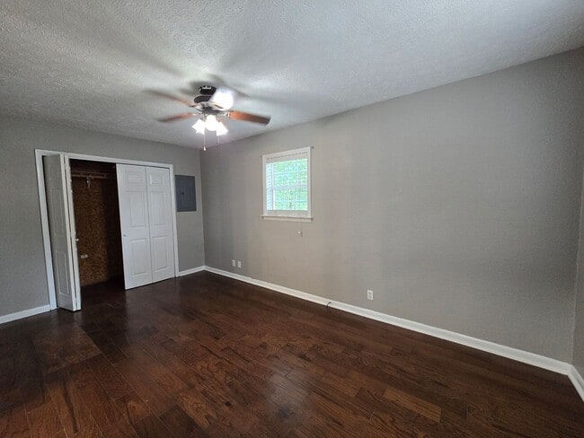 Building Photo - Live in Red Bank!