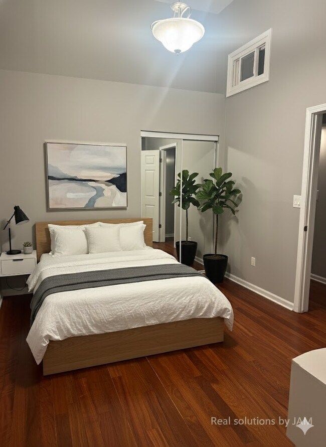 Building Photo - 521 N Racine Ave