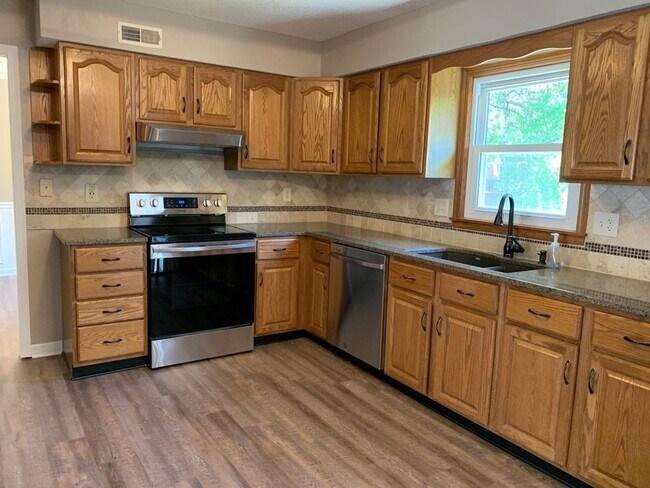 Building Photo - Large 4 Bedroom/3 Bath Home in Lee's Summit