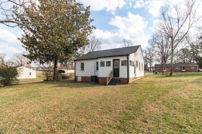 Building Photo - Lovely 3 bedroom, 1 bathroom home in High Point with LVP throughout!