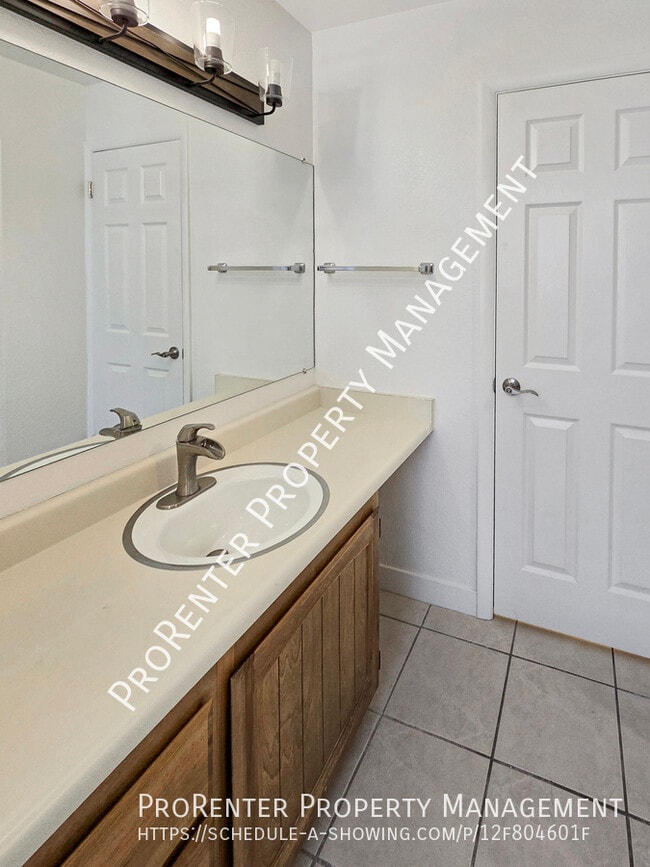 Building Photo - 975 Essex Ct Way