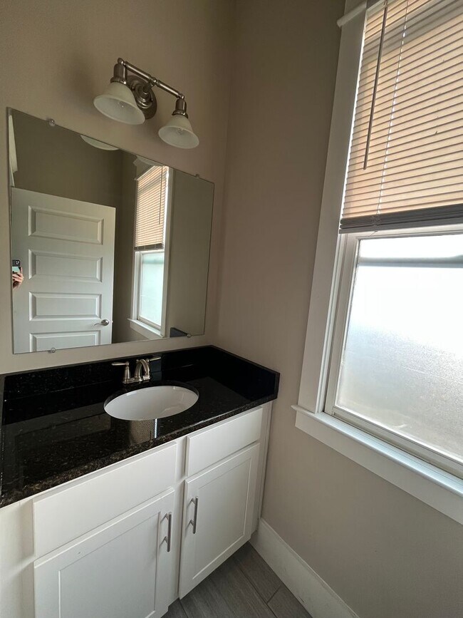 Building Photo - Spacious 3 Bed/2.5 Single Family Home in the Nations, Off Street Parking w Parking pad, Fenced Yard