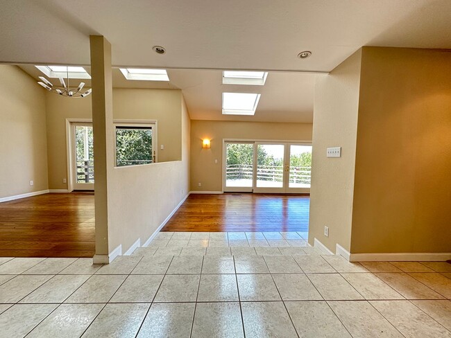 Building Photo - Fabulous LAH home, close town location, sp...