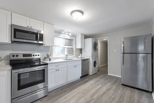 Building Photo - Beautiful 3 Bed 1 Bath Home in Edgewater!