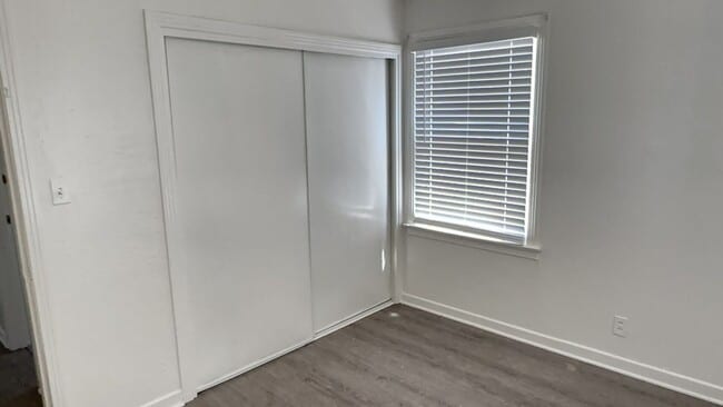 Building Photo - Updated Throughout