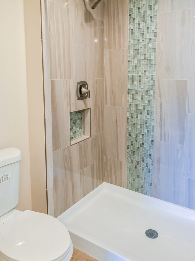 Building Photo - Beautiful Upgraded 2 Bed, 2 Bath with Private Patio!