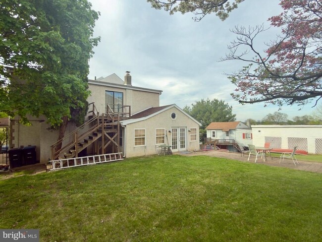 Building Photo - 422 W 6th Ave