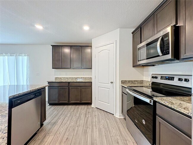 Building Photo - 1407 Hillsborough Way