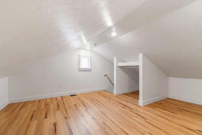 Building Photo - Luxury 3 bed 2 bath, large courtyard, amazing south side flats location!