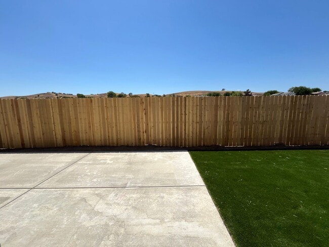 Building Photo - ? Move-In Special! ? $1,000 Off First Mont...
