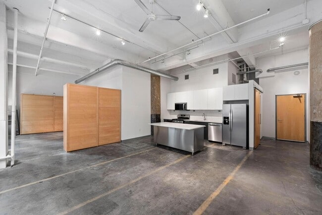 Building Photo - 700 N Washington Ave