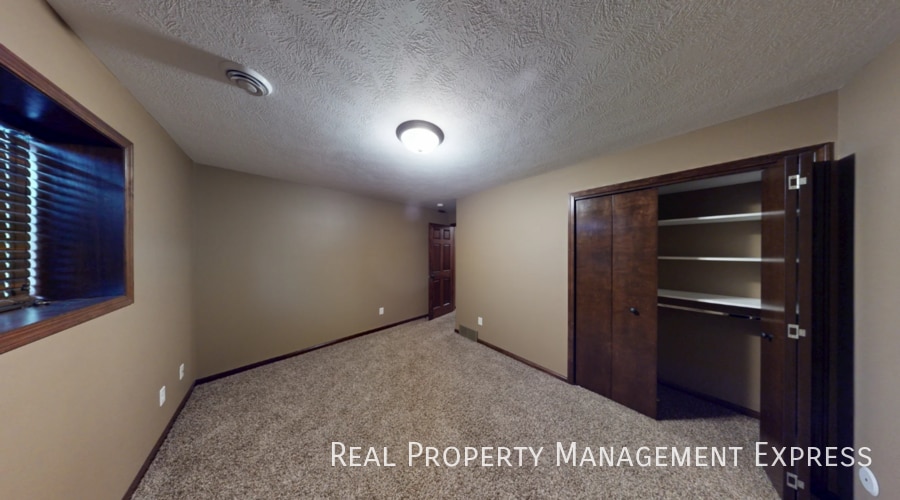 Building Photo - Modern 4 Bedroom 2 Bathroom Twin-Home in Tea