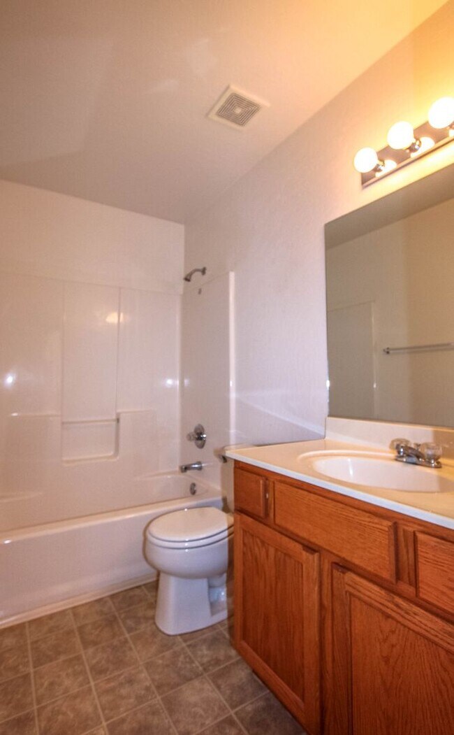 Building Photo - 6200 N Rockland Dr