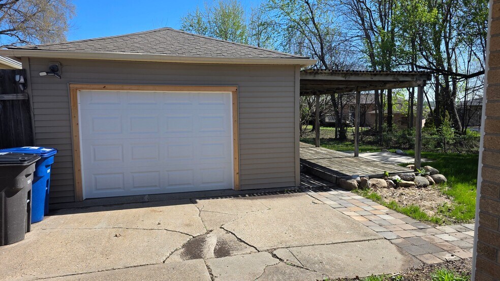 Building Photo - 2564 E Tiffin Ave