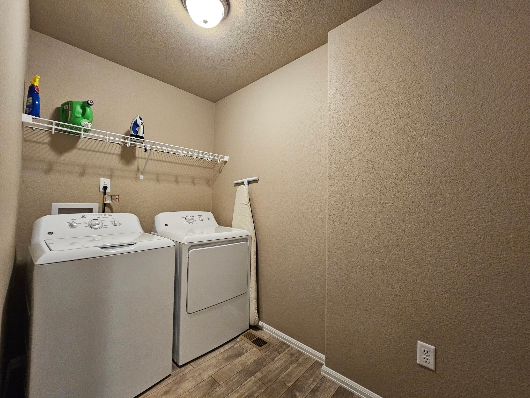 Building Photo - 7673 Jack Pine Grv