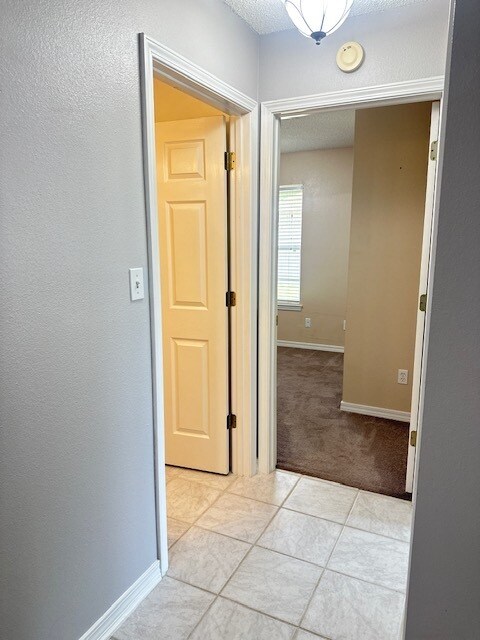 Building Photo - Welcome Home to this 3/2 beautifully Designed for both Relaxation & Entertaining