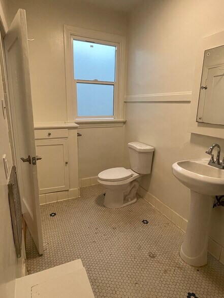 Building Photo - 129 1/2 N Kenmore Ave