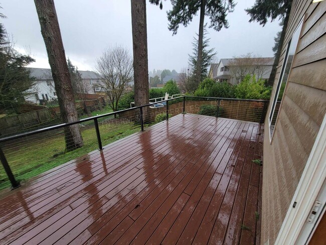 Building Photo - *1/2 OFF 1ST MONTH'S RENT* Large 3 Bed 2.5Ba Vancouver Beauty W/ Gas Fireplace, Dog Run, Fenced Y...