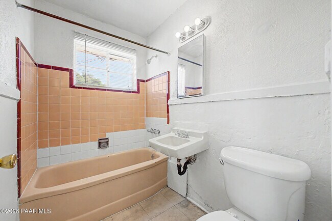 Building Photo - 4652 E 17th St