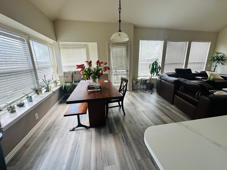 Building Photo - 4522 Oak Shores Dr