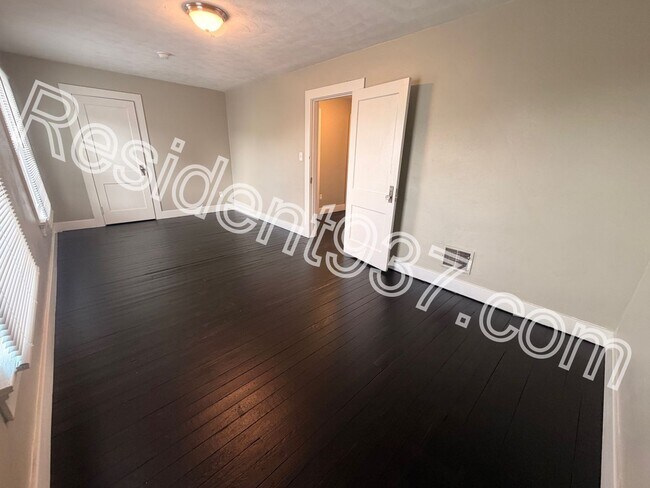 Building Photo - 422 Santa Cruz Ave