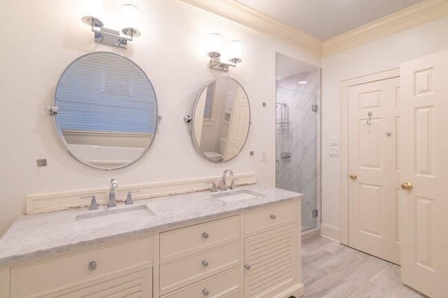 Building Photo - Spacious charmer in the heart of Dilworth ...