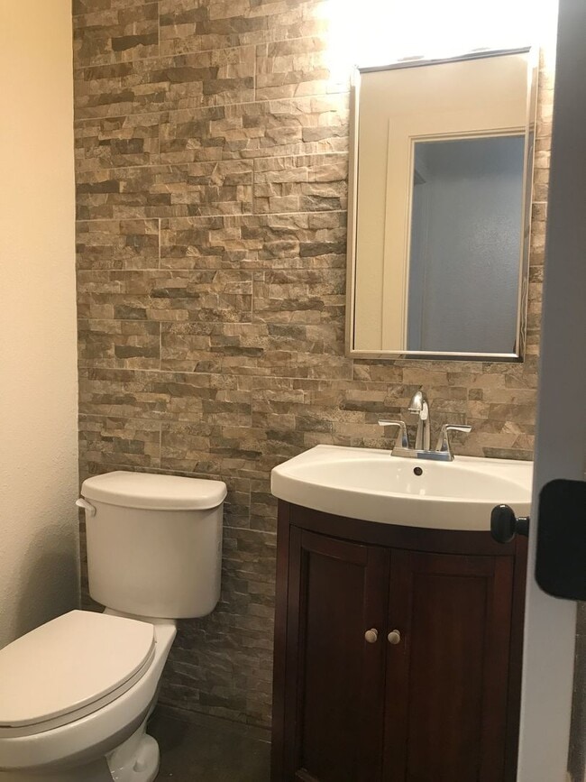 Building Photo - Charming Home Nestled in Springfield - 3 b...