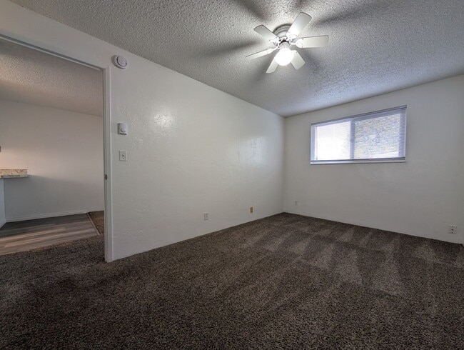 Building Photo - Updated 1-Bedroom, 1-Bath Apartment With On-site Laundry in Springfield!