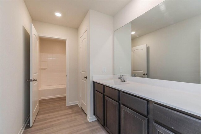 Building Photo - Spacious Brand New Home with 5 Bed/2.5 bat...