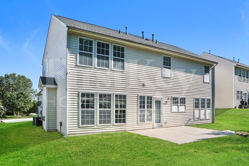 Building Photo - 1562 Pondhaven Dr