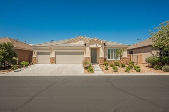 Building Photo - Single Story w/ duel primary suites gated ...