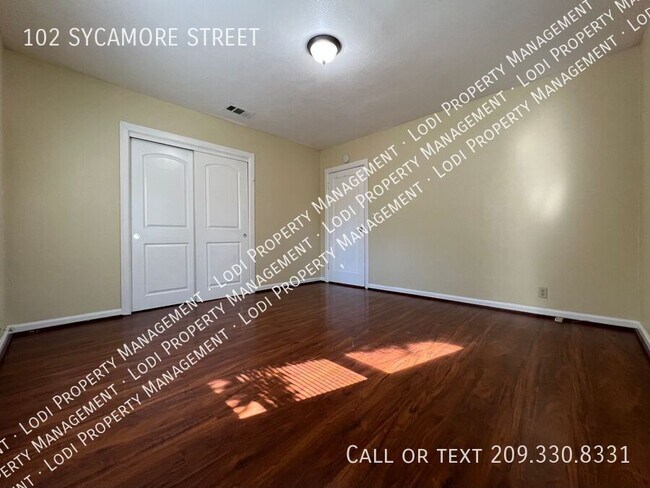 Building Photo - 102 Sycamore St