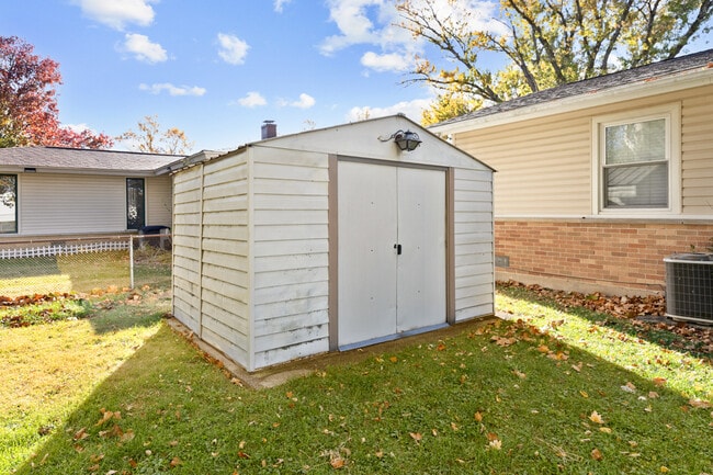 Building Photo - 635 Love St