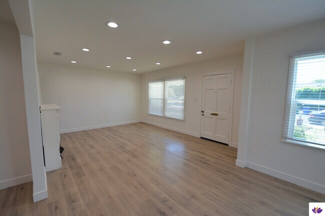 Building Photo - 16901 Hart St