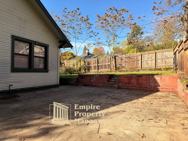 Building Photo - 537 NE Winchester St