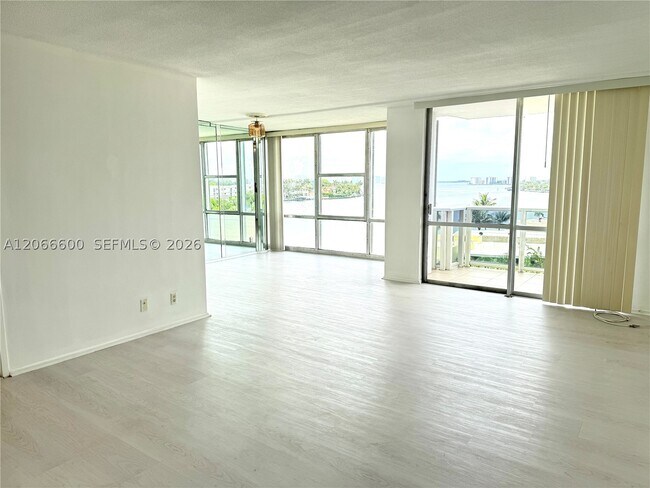 Building Photo - 900 Bay Dr E