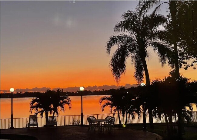 Building Photo - 2803 N Oakland Forest Dr